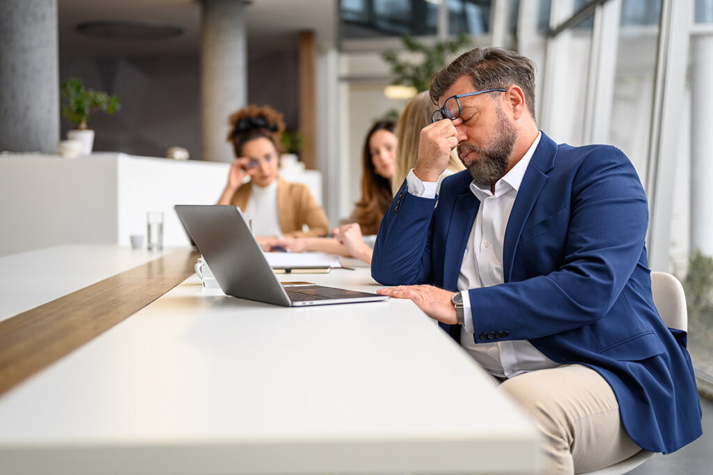 2 personnes à l'écoute d'un collègue en détresse, identifiant les premiers signes de détresse psychologique et à réagir avec bienveillance, créant ainsi un environnement de travail plus serein et collaboratif, tous acteurs de la santé mentale dans l'entreprise